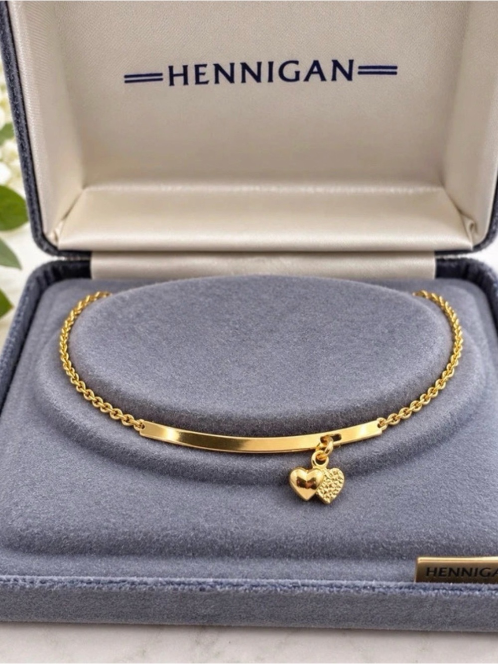 Vintage Hennigan Gold-Tone Double Heart Charm Bar Bracelet (BN8/ov)